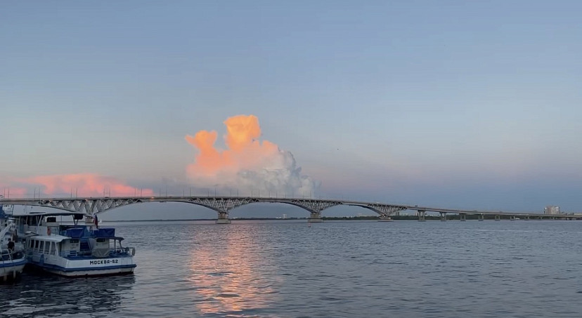 В соцсетях восхитились «огненным» облаком над Саратовом 